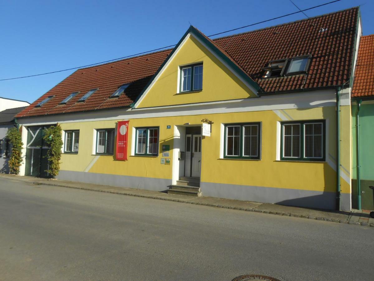 Hotel Weingut zur Schlafmütze Herrnbaumgarten Exterior foto